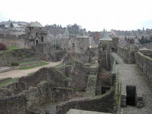 cour interieur chateau de fougeres