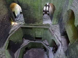 Intérieur du donjon octogonal du donjon de Largoet